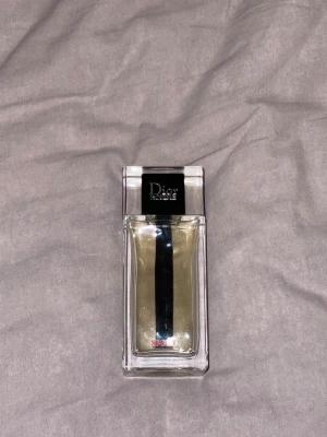 Dior Homme Sport parfym - Dior Homme Sport – en stilren parfym med modern känsla. Perfekt för dig som vill sticka ut med en fräsch och energisk vibe. Lite använd ca 60ml kvar. Box medföljer