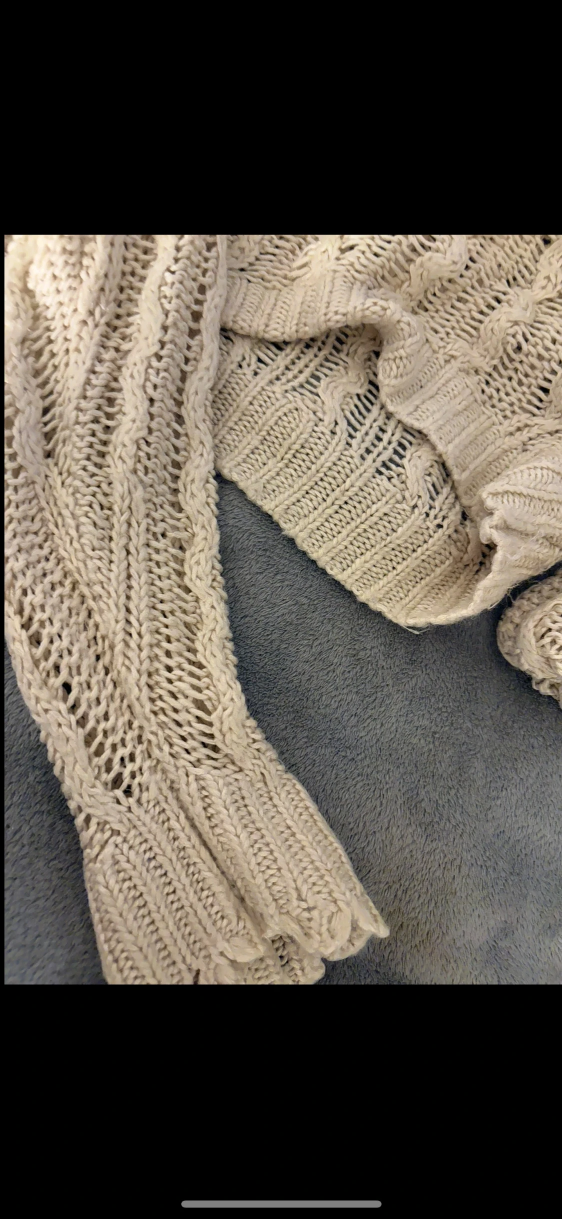 Beige stickad tröja med kabelmönster - 2