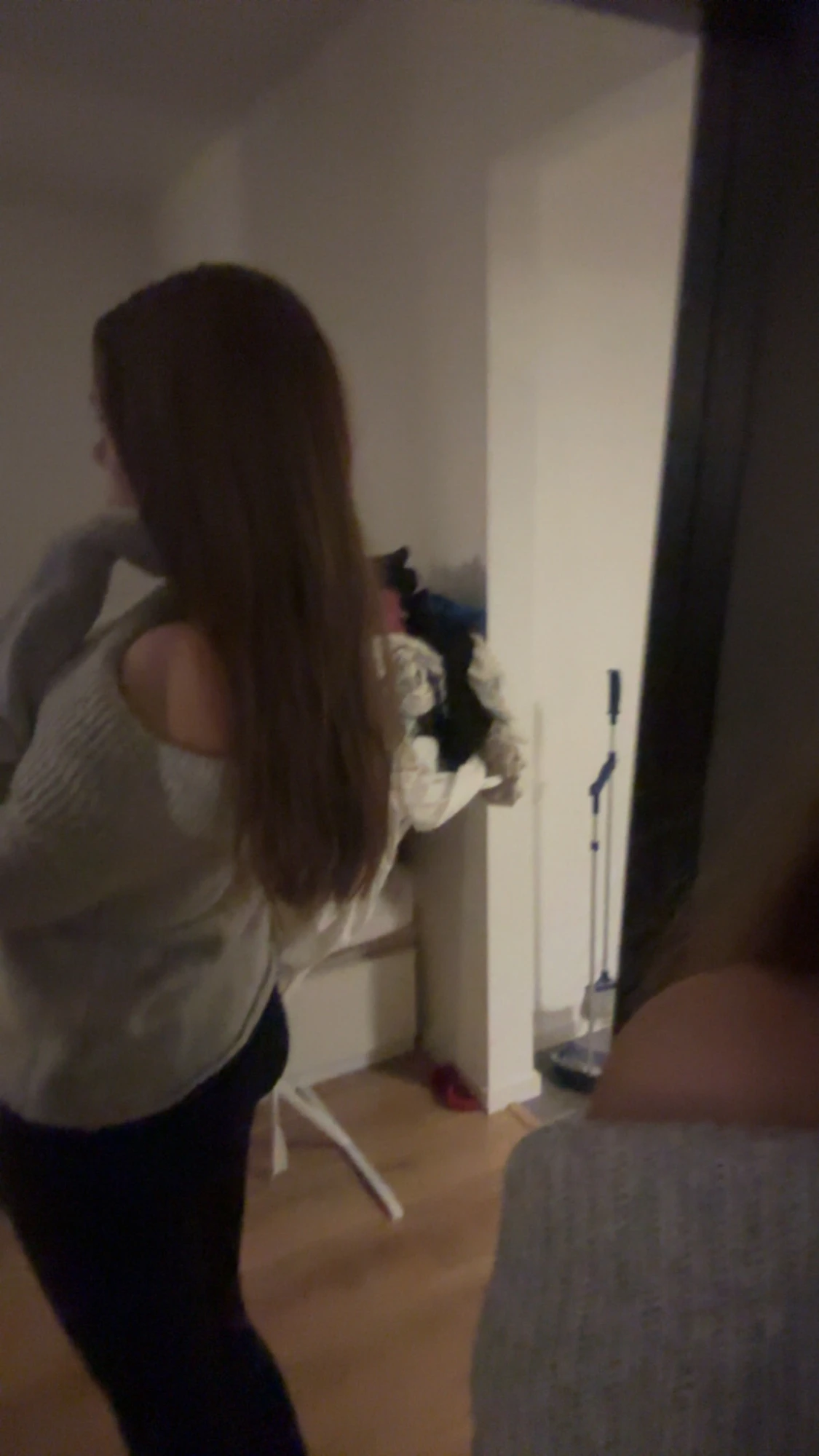 Ljusgrå stickad offshoulder tröja - 1