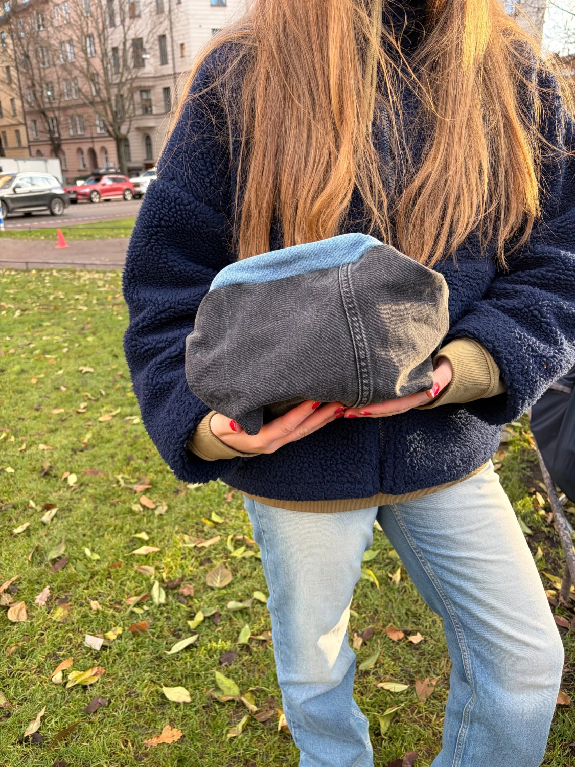 Grå denim clutch med blå detalj