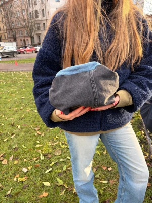 Grå denim clutch med blå detalj - Grå denim clutch med blå detalj!