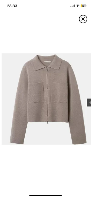 Beige stickad overshirt med dragkedja - Snygg beige stickad overshirt med krage och två stora fickor framtill. Jackan är croppad och har en rak passform med lång ärm. Stängs med dragkedja och har en stilren, minimalistisk look som passar till många outfits. Helt ny