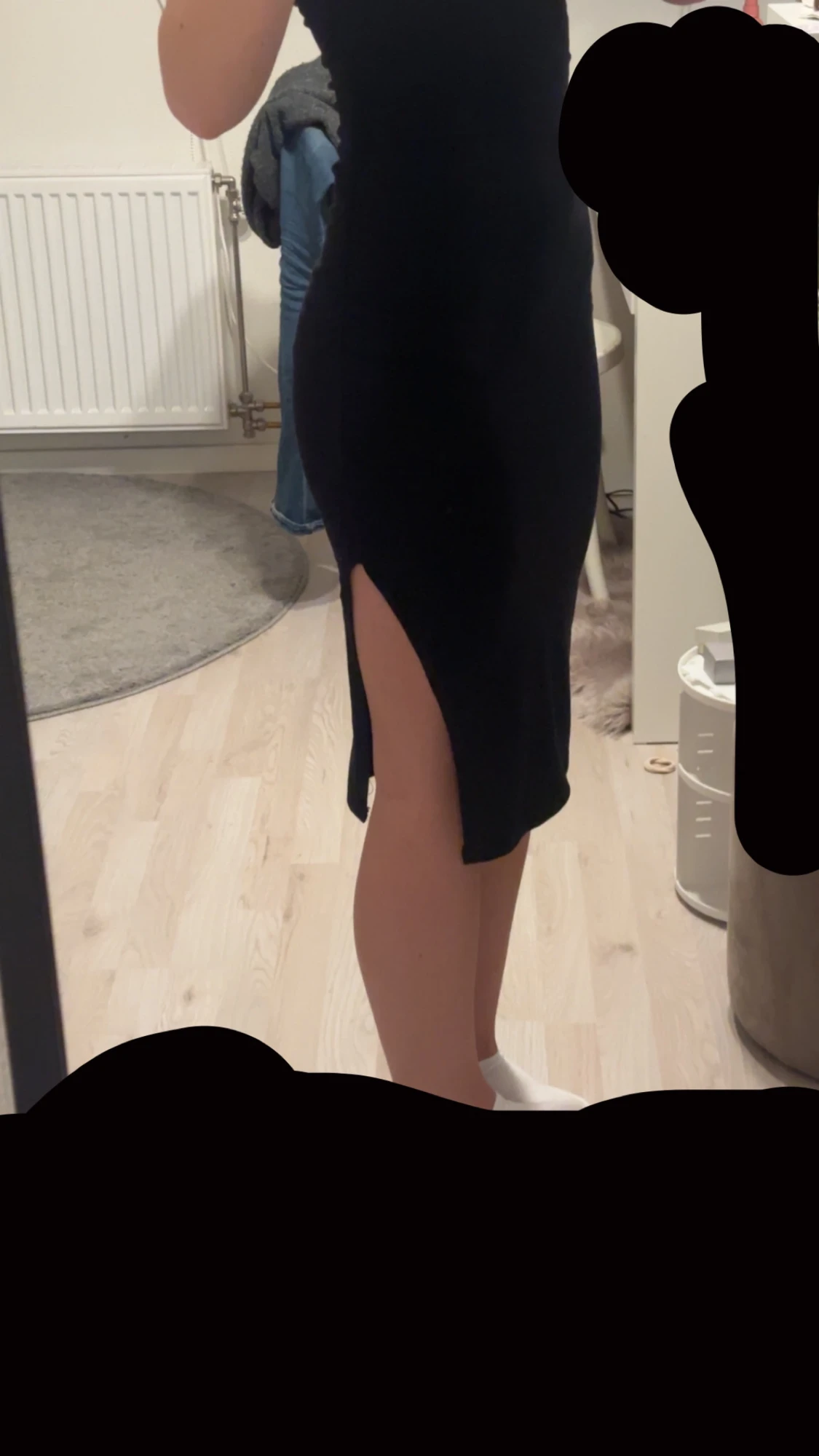 Svart tight klänning med slits - 1