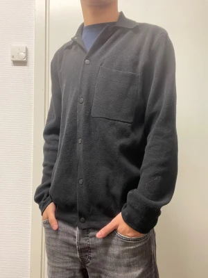 Stickad cardigan från H&M - Fet stickad cardigan från H&M. Väldigt bra skick. Modellen är 173cm, 64kg. Pris kan diskuteras!