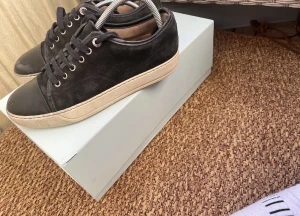 Svarta Lanvin sneakers i mocka och skinn - Lanvin sneakers i svart mocka med detaljer säljer dessa eller byter i något i xs  eller storlek 39 .