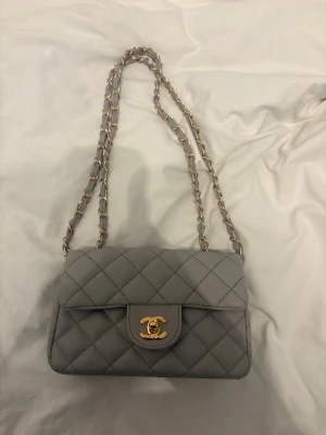 Väska ljusblå  - Helt oanvänd blå väska, superfin!!!! Har bara inte hittat ett tillfälle att använda den på ⭐️liknar Chanelväska 