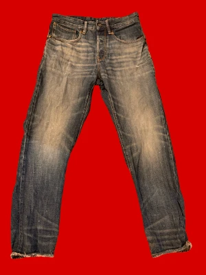 Mörkblå jeans från G-Star RAW - Säljer ett par mörkblå jeans från G-Star RAW med snygga slitningar och tvättade detaljer. Skicka gärna frågor eller funderingar, pris kan ofta diskuteras. Längd 32
