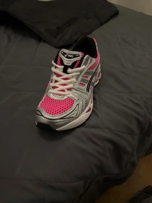 Asic gel kayano i rosa/silver färgen - Säljer ett par feta skor i storlek 38 de sitter väldigt bra på💯dem är väldigt sköna, går med mycket kläder och är i helt nytt skick 👀i välidgt dyr kvalitet🤩den säljs på grund att jag behöver pengar inför min resa🙌hör gärna av dig för frågor eller snabb affär👀✍️💬