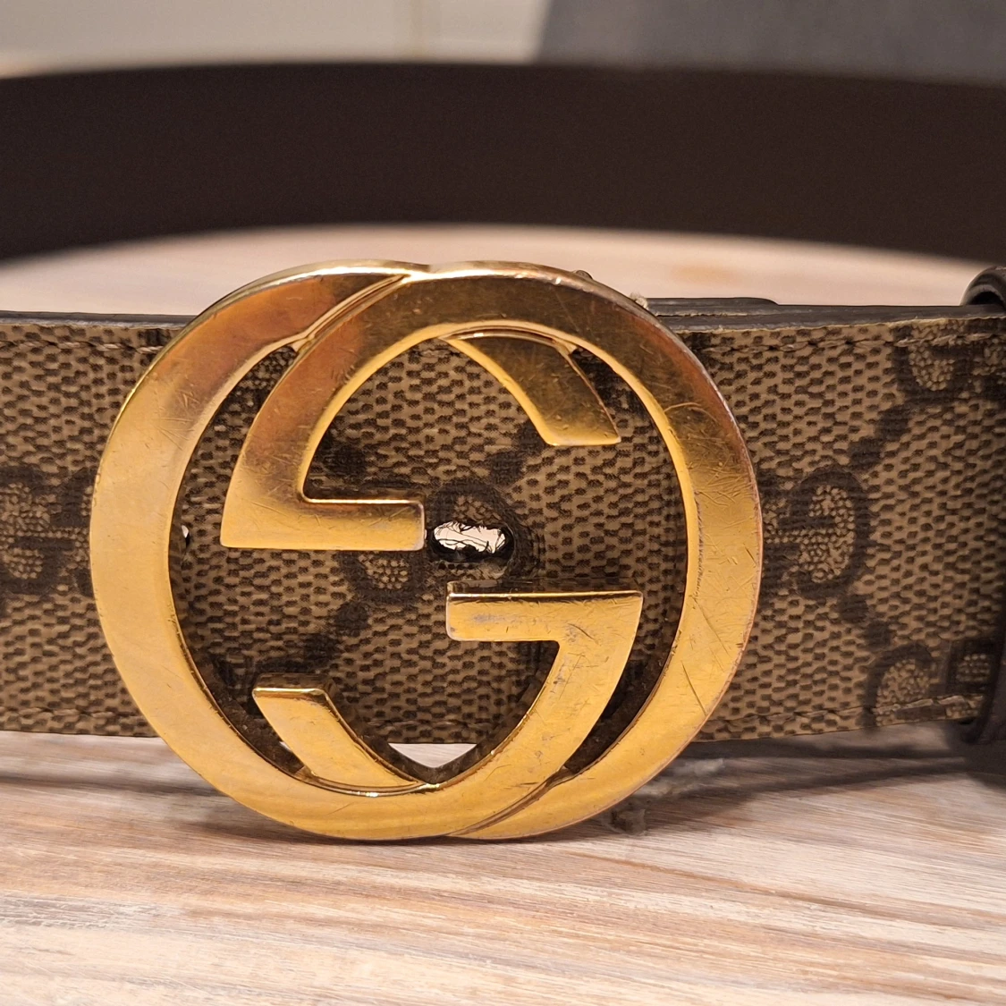 Gucci GG Supreme bälte med guldspänne