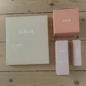 Paket från CAIA Cosmetics – Hudvård  | Sheet mask | Serum | Stick | Mask - Säljer ett helt nytt och oöppnat hudvårdspaket från CAIA Cosmetics: - CAIA Calm Down Sheet Masks [Nypris: 245 kr] - That Dewy Look Serum [Nypris: 295 kr] - No Focus Stick [Nypris: 245 kr] - CAIA Red Carpet Mask [Finns ej längre, liknande masker ca 295 kr]  🧴 Allt är oöppnat, oanvänt och i nyskick. Säljes då jag har annan hudvård nu. 💰 Nypris totalt: ca 1 080 kr ❤️ Mitt pris: 550kr