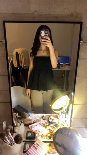 Svart topp med volang - Säljer en svart topp med volang nedtill. Toppen perfekt för dig som gillar en enkel men ändå trendig look. XS 