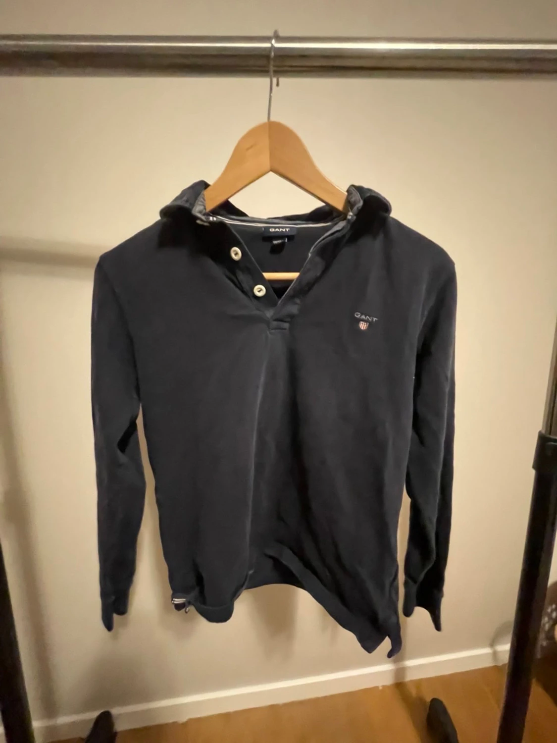 Mörkblå pikétröja från GANT