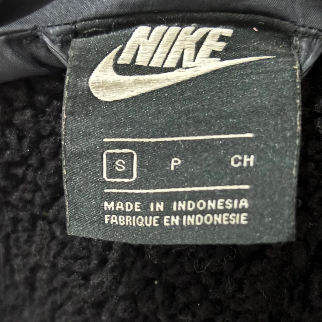 Svart pufferjacka från Nike med huva - 3