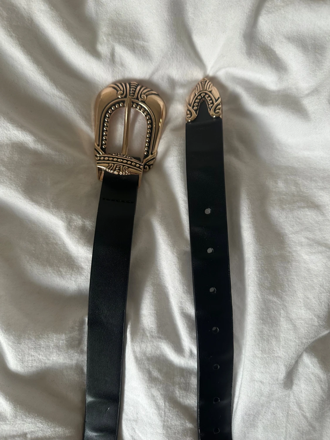 Svart skärp med guldspänne från Gina Tricot - 1