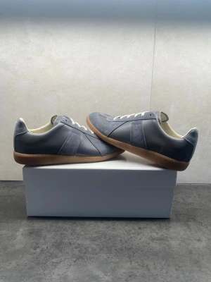 Maison margiela gats - Ett par riktigt stilrena Maison margiela gats i storlek 42. Riktigt fräscha och passar till det mesta. Vi skulle säga att skicket på skorna är 9/10 då dem har använts fåtal gånger under hösten. Inga defekter överhuvudtaget. Skriv vid intresse eller liknande🙂