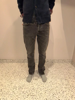 Nudie jeans  - Nudie jeans - Modell: Grim Tim - Storlek: W30/L30 - skick: 9/10 - Nypris runt 2000kr 