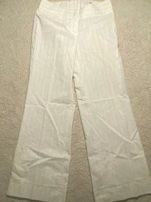 Vintage H&M Kostymbyxor - Säljer min mammas gamla kostymbyxor. De passar som M och har några få orange fäckar som säkert går bort med fläckborttagning och en tvätt. Kom med fler frågor privat 💕