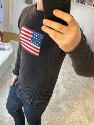 Gant sweatshirt med usa flagga  - Gant sweatshirt | Bra skick | Storlek L | Pris - 399kr | Modellen är ca 179cm lång | Hör av dig vid minsta fråga eller fundering!!