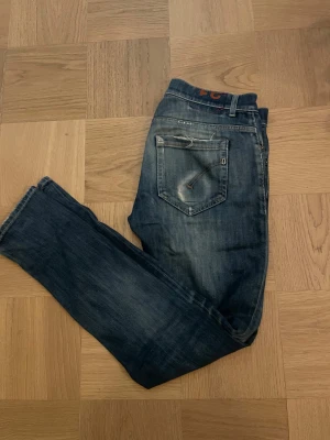 Dondup jeans - Dondup jeans, modellen heter George och sitter väldigt bra. Varan är i fint skick och jeansen har najs slitningar och fin tvätt. Hör av er för mer detaljerade frågor eller bilder med de på!