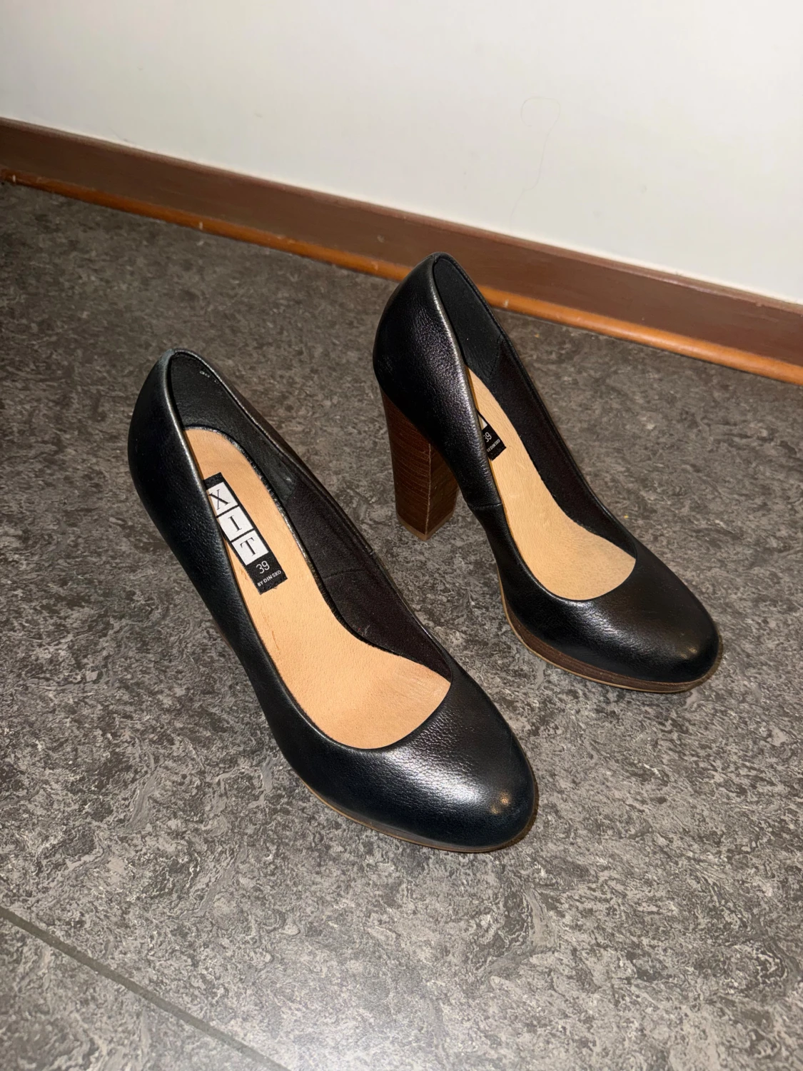 Svarta pumps med träklack från XIT - 2