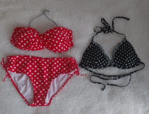 Röd prickig bikini från Etirel - Superfin bikini från Etirel i rött med vita prickar. Bandeau-topp med avtagbara axelband och matchande bikinitrosa med knyt i sidorna. Och en svart bikinii överdel (utan underdel)Materialet är stretchigt och bekvämt, perfekt för strandhäng. Tillverkad i 80% polyamid och 20% elastan. Nya.. Från rök och djurfritt hem