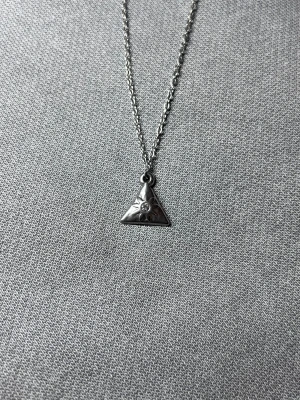 Minimalist Silver Illuminati - · Hänge: 1,3 x 1,3 cm · Kedja: 50 cm, 1,5 mm tjock · Rost- och nickelfri