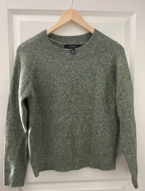 Grön stickad tröja veromoda - Mysig grön stickad tröja från Vero Moda i fint skick!💗