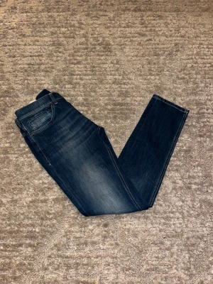 Dondup George - Hej jag säljer ett par Dondup George i nyaste modellen. Jeansen är i riktigt snygg unik marinblå färg perfekt för dig som vill ha ett par kvalitetsjeans med grym passform. Nypris ≈ 4000kr, mitt pris 899kr.  Skick: 9/10 Inga defekter Storlek:W31 Midja:38cm Lår:23cm Ytterlängd:100cm Innerlängd:80cm  Skriv gärna om du vill ha fler bilder eller har frågor!