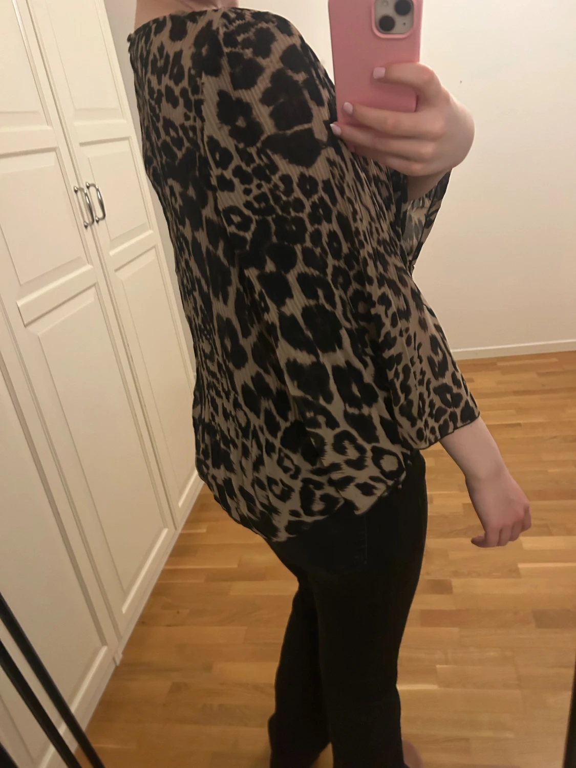 Leopardmönstrad blus med vida ärmar - 2