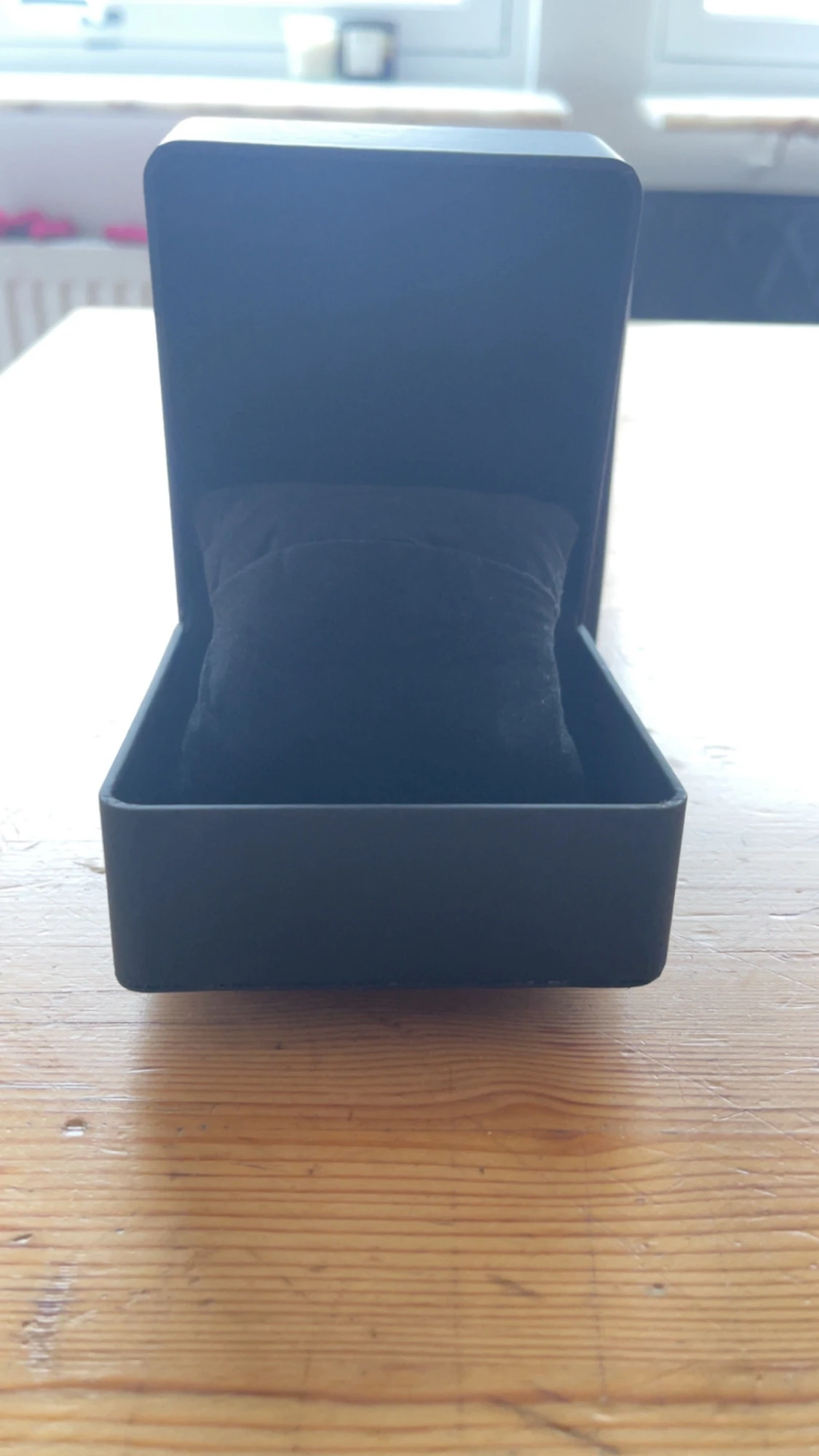 Svart klockask med kudde - 2