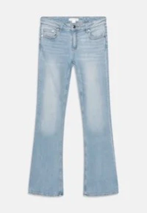 Bootcut ljusblå jeans - Snygga bootcut jeans i ljusblå tvätt. Jeansen har en lätt utsvängd passform nedtill, de är väldigt sköna och snygga! Säljs inte längre i butik! Skriv för bilder🩷🫶🏻