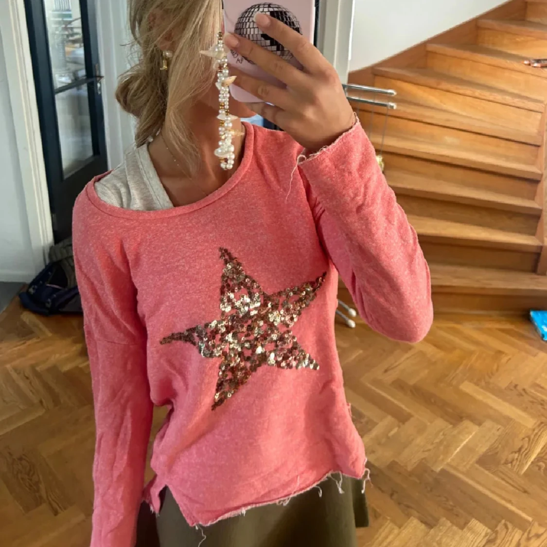 Rosa tröja med paljettstjärna - 1