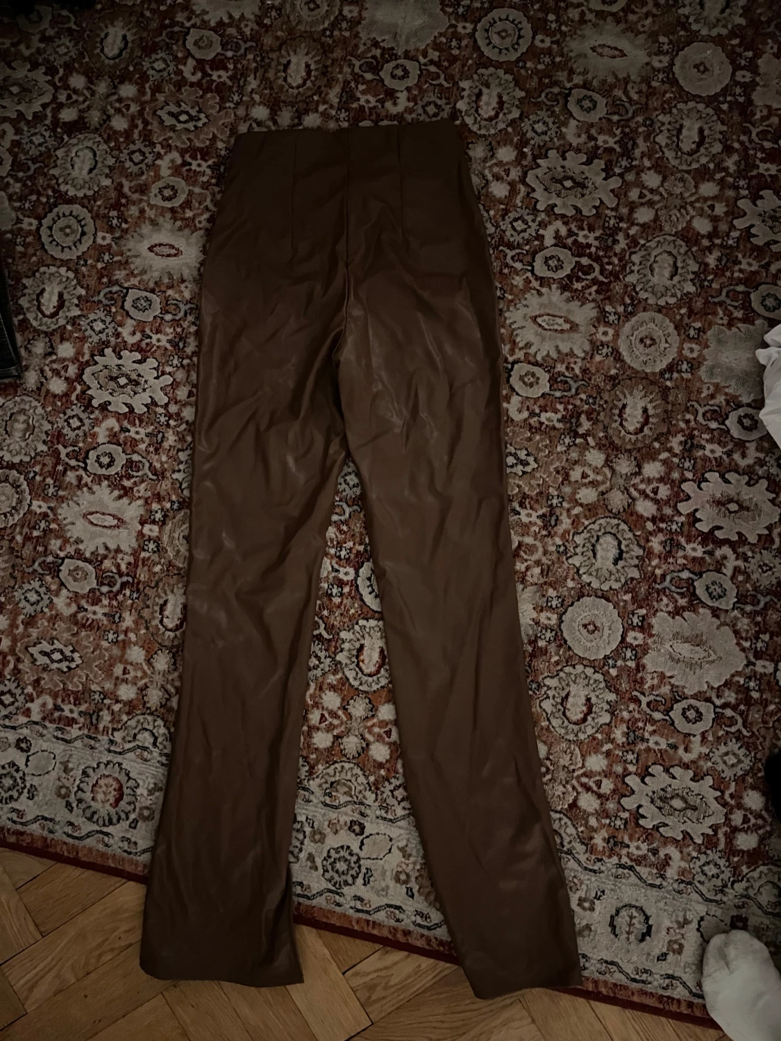 Bruna skinnbyxor med slits - 1