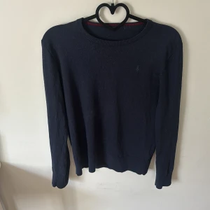 Ralph lauren tröja - Snygg marinblå Ralph lauren tröja. Storlek xs. Nypris 2200kr mitt pris 250kr på grund av att det är ett igensytt hål i nacken och ingen lapp i nacken på insidan samt ett igensytt hål på en armbåge. Inget av detta syns såklart på men vid närmare titt syns det. Därav priset. Det påverkar inte produkten alls. Tveka inte att höra av dig!👍🏻🙌🏻😎⛱️🍉