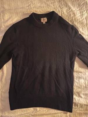 Mörkblå stickad tröja från H&M XS - Stickad tröja från hm i skönt material, sitter tts. Lite nopprig och allmänt använd men helt felfri annars. Hör av dig vid fler funderingar!