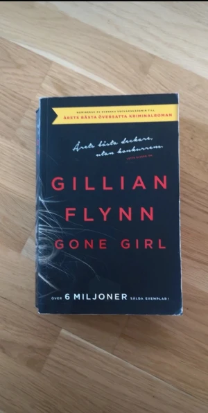 Gone Girl - Gone Girl är en hyllad thriller om Nick och Amy, ett par vars liv vänds upp och ner när Amy plötsligt försvinner på deras femte bröllopsdag. Boken är spännande, mörk och full av oväntade vändningar.