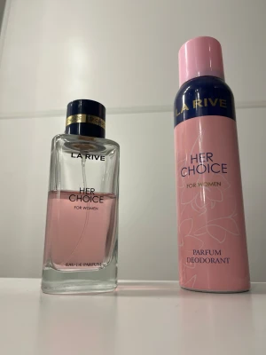 Her Choice parfym och deodorant - Set med Eau de Parfum och Parfum Deodorant från La Rive, Her Choice for Women. Perfekt för dig som vill ha en fräsch och feminin touch i vardagen. Snyggt rosa design som sticker ut i badrumshyllan.  50ml på Her choice parfym och 100ml på Her choice Deodorant. Frakt 29 sek