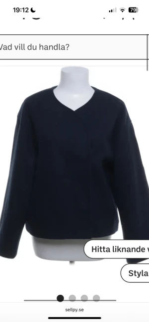 Mörkblå kofta från Gina Tricot - Stilren mörkblå kofta från Gina Tricot med v-ringad hals och raka, långa ärmar. Koftan har en enkel och clean design utan synliga knappar eller dragkedja. Ej köpt på sellpy, tog endast bilden därifrån då jag inte hittade den på hemsidan!!!