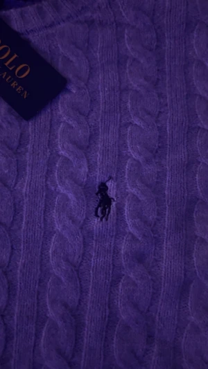 Grå kabelstickad tröja Polo Ralph Lauren - Snygg grå kabelstickad tröja från Polo Ralph Lauren. Jätte fin tröja faktiskt och sitter bra men Vill sälja bort den eftersom den var liten på mig, den är size S och den är dessutom splitt ny med tags på som du ser på bilden.