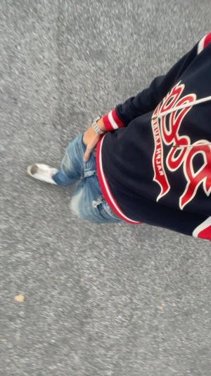 Vintage Ralph Lauren hoodie - Snygg vintage, mörkblå hoodie från Polo Ralph Lauren med stor röd och vit logga framtill. Tröjan har vita snören i huvan, röda och vita ränder på ärmar och nederkant samt lång ärm. Perfekt för dig som gillar att klä sig stilrent 