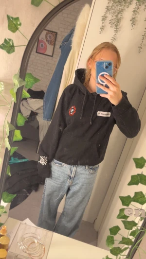 Svart Formula 1 hoodie med tryck - Svart hoodie med huva och snörning, stor Formula 1-bil och text 'Formula 1 Since 1950' på ryggen. Framtill finns coola patches. Skön passform och perfekt för dig som gillar motorsport.