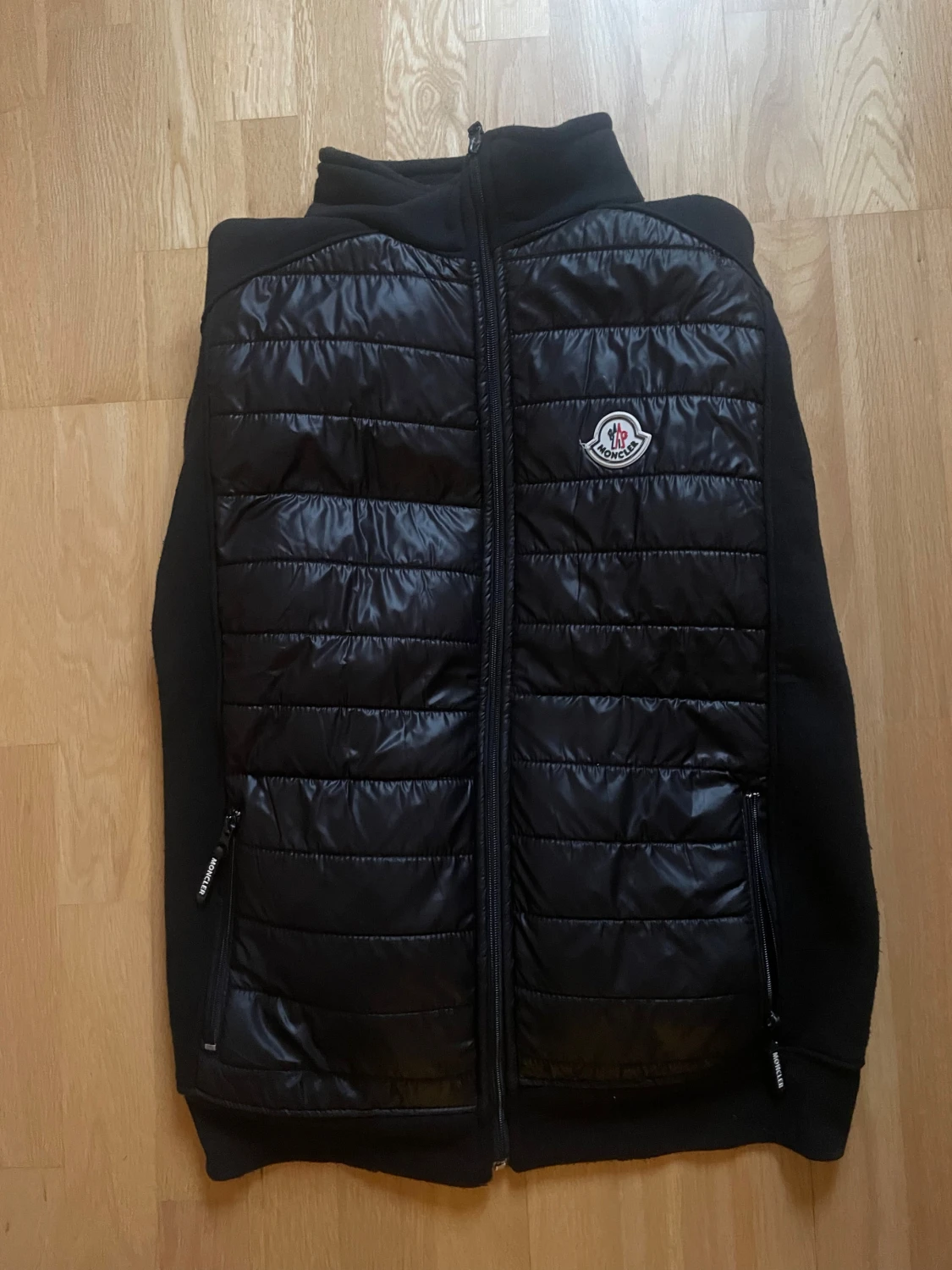 Svart pufferjacka från Moncler i storlek M - 1