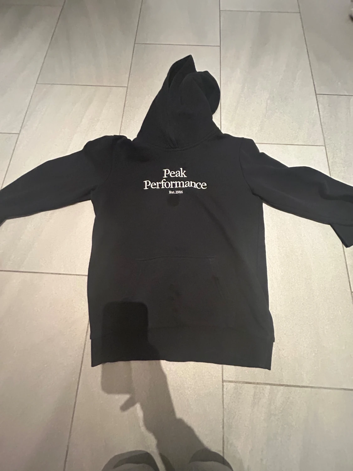 Svart hoodie från Peak Performance. Pojke