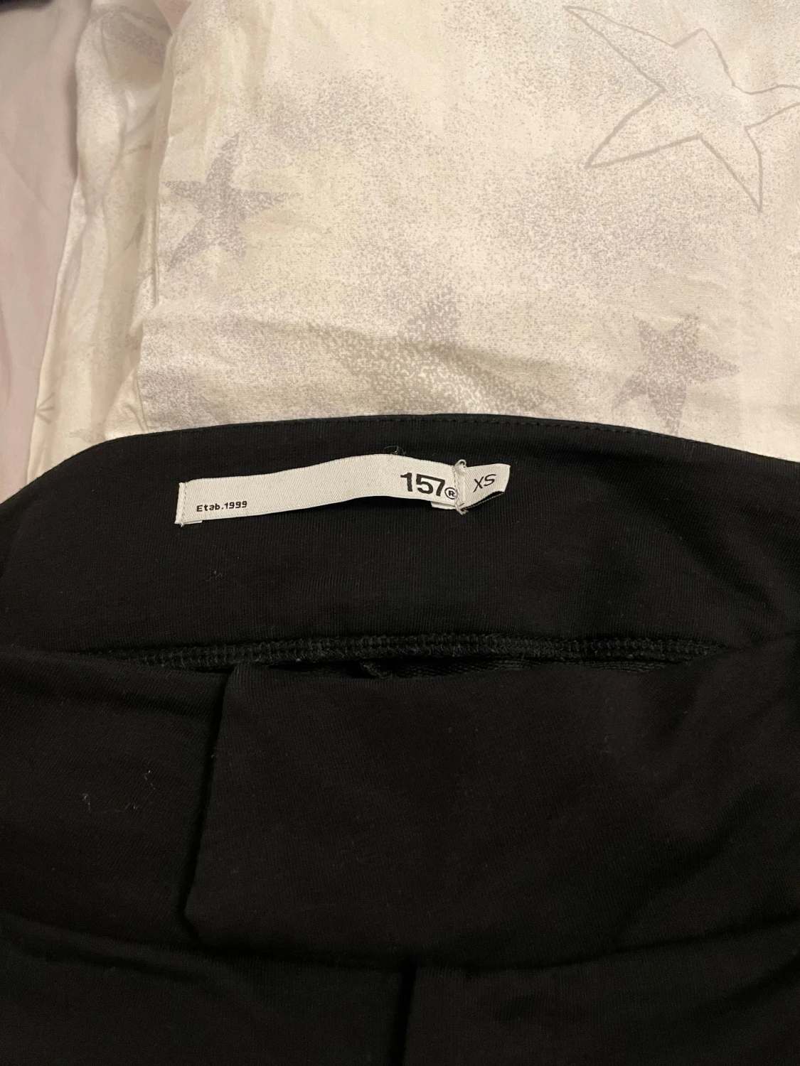 Svarta bootcut byxor i mjukt tyg - 5