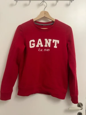 Röd Gant Tröja - Säljer Gant tröja med stark röd färg