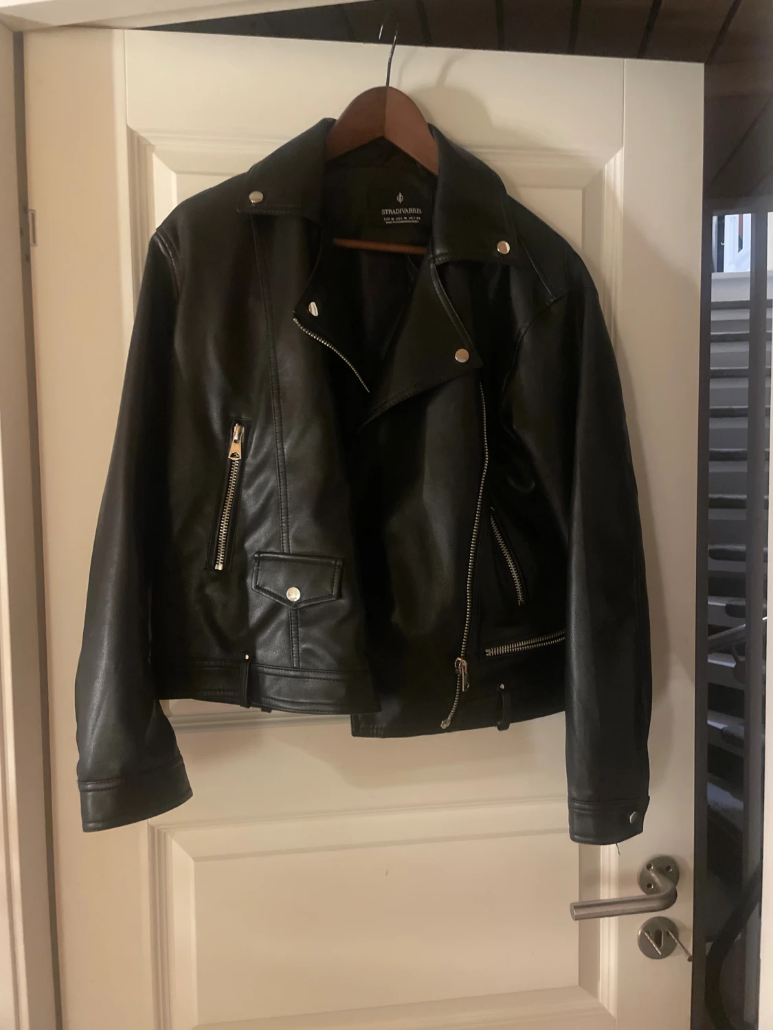 Svart skinnjacka från Stradivarius