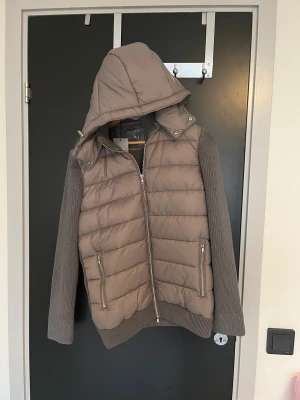 Stickad Cardigan - Säljer en OANVÄND cardigan från Leon Marcel. Fint stickat tjockt material, avtagbar luva perfekt för vintern. Passar för dig mellan 170-185cm (65-80kg). Köpt för dyrare. Skriv för fler bilder! Tag finns kvar. 