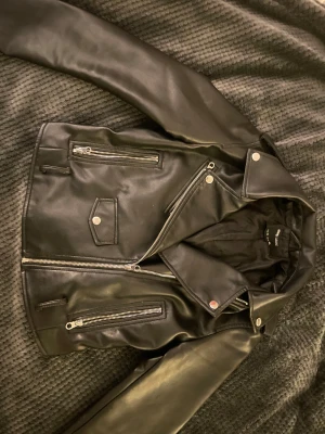 Skinnjacka - I storlek S (36) och är från märket Sinsay, köpt för ca 400 kronor. Är i nästan helt nytt skick, har endast använts 2-3 gånger 💗