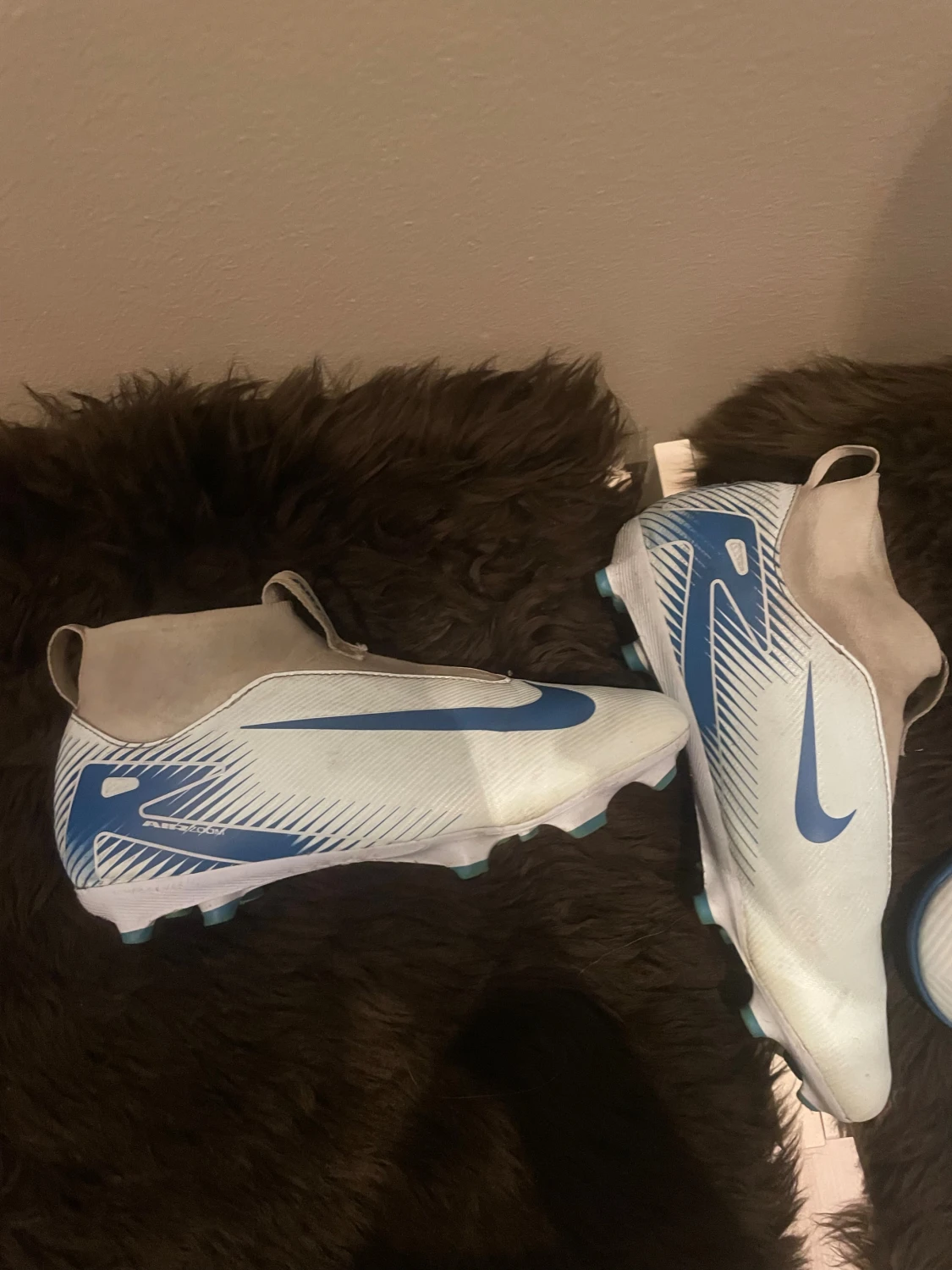 Nike fotbollsskor i vitt och blått - 1