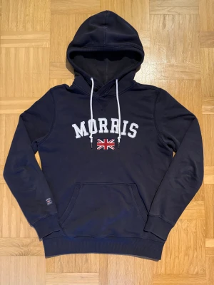 Marinblå hoodie från Morris - Marinblå hoodie från Morris i mycket bra skick, Storlek S, Jag är 177cm och väger 63kg